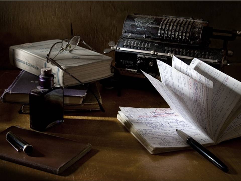 Искусство писательства. Бумаги на столе. Письменный стол писателя. Писатель Эстетика. Стол «книга».