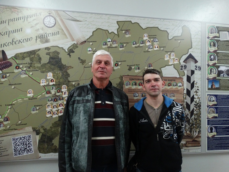 Карпенко В.Ф.с сыном в Шатковской библиотеке